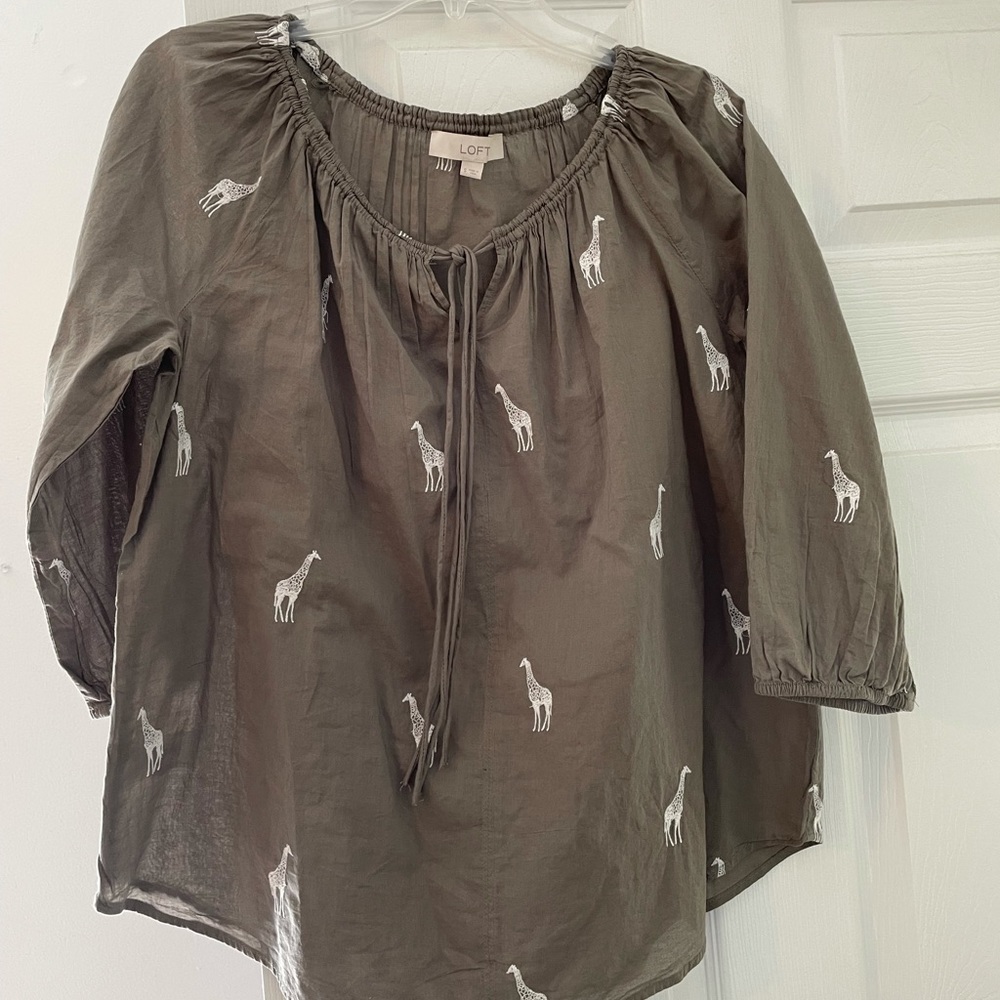 Super cute giraffe pattern shirt